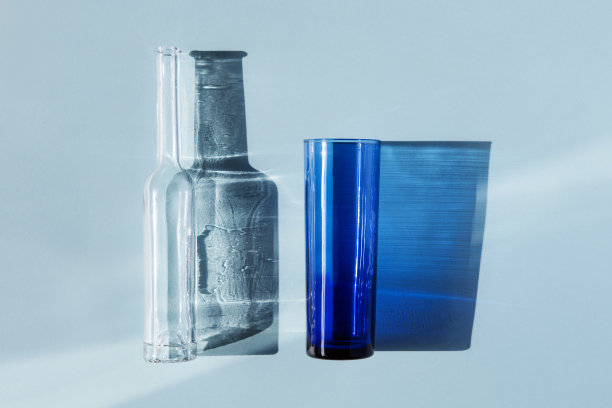 玻璃瓶，玻璃和他们的影子。图片下载