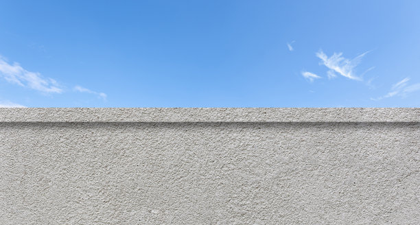 混凝土洁净的墙壁为边框，蓝天白云为背景图片下载