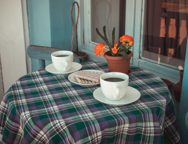 几杯咖啡放在阳台上图片下载