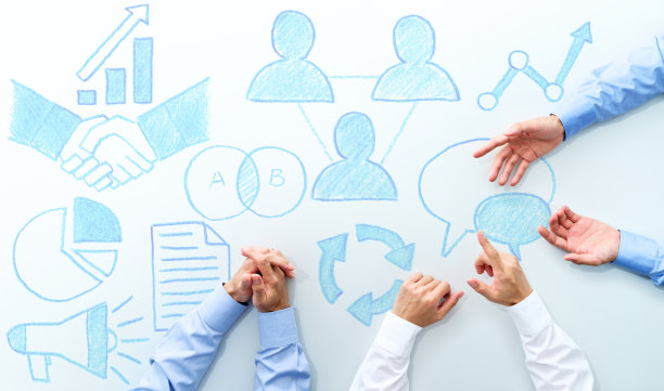 商务会议的管理计划。三个男人讨论的俯视图。图片下载