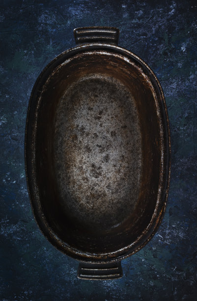 古老的铸铁锅，用于烤鹅或鸭子在乡村的黑色青石烹饪背景，近距离。空的黑色煎锅煎锅与副本空间图片下载