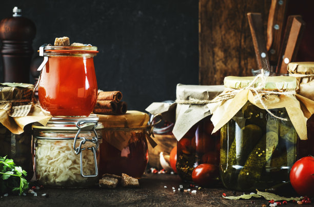 罐头食品的概念。发酵、腌制、腌制的腌制素食。黑色餐桌上的有机蔬菜和水果装在装有香料和香草的罐子里。自制的狡猾的图片下载