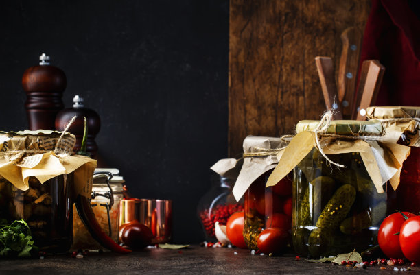 罐头食品的概念。发酵、腌制、腌制的腌制素食。黑色餐桌上的有机蔬菜和水果装在装有香料和香草的罐子里。自制的狡猾的图片下载