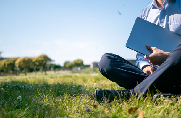 一个手里拿着个人电脑的商人图片下载