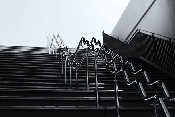 楼梯从地下到地面的风景图片下载