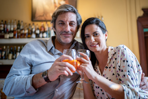 这是一对热恋中的情侣在咖啡馆喝着饮料享受时光的照片图片下载