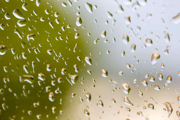 大雨滴落在汽车的挡风玻璃上。在视图中。有选择性的照片图片下载