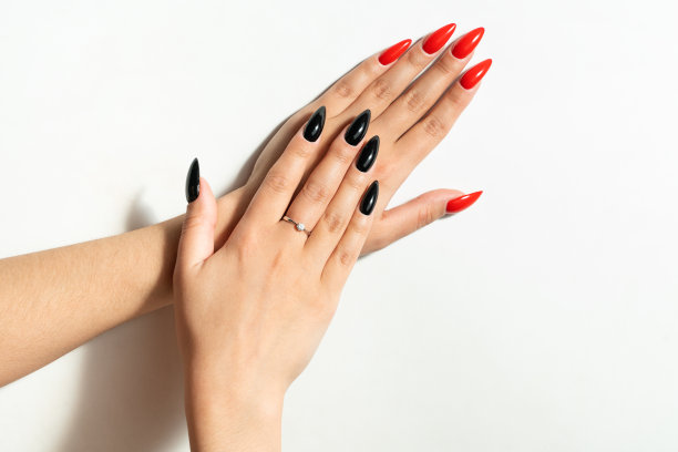 美丽的女性的手。有着与众不同的美甲。在白色背景上分开。指甲沙龙图片下载