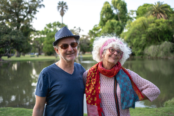 一对美丽时尚的老年夫妇在公园里图片下载