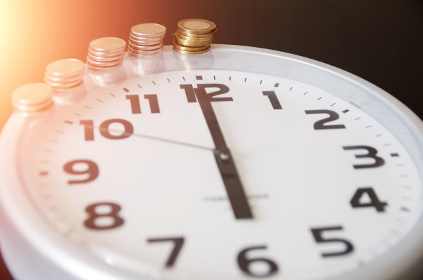 省钱。财务报告。时间就是金钱和财富。时间和金钱的概念。6点钟。照片与耀斑图片下载