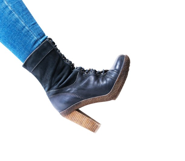 女靴和白色的牛仔裤图片下载