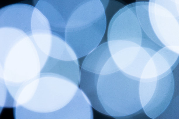 午夜时分的散景灯五颜六色。图片下载