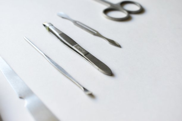 在白色背景上进行足疗的各种工具图片下载