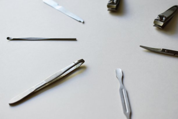 在白色背景上进行足疗的各种工具图片下载