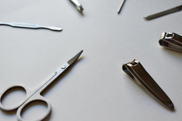 在白色背景上进行足疗的各种工具图片下载