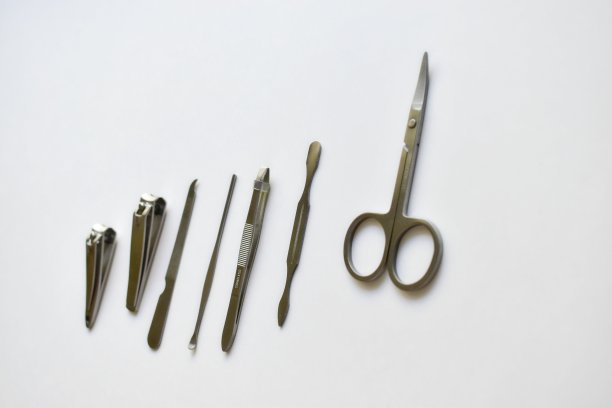 在白色背景上进行足疗的各种工具图片下载