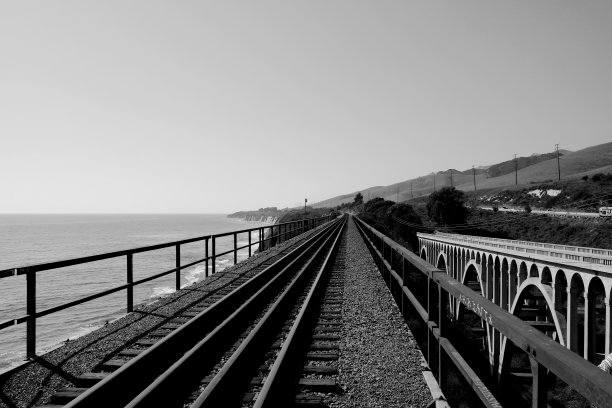 铁路轨道由海洋-黑和白图片下载