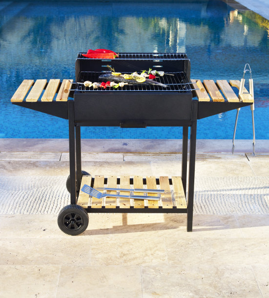 在泳池边烧烤图片下载