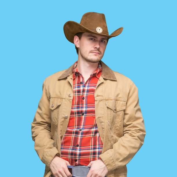 穿着伐木工衬衫的白人牛仔站着图片下载