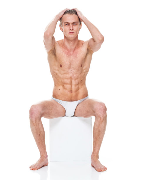 白人男性穿着内衣，拿着盒子在白色背景前休息图片下载
