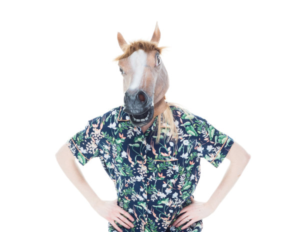 白种人年轻女子在白色背景前戴面具伪装图片下载