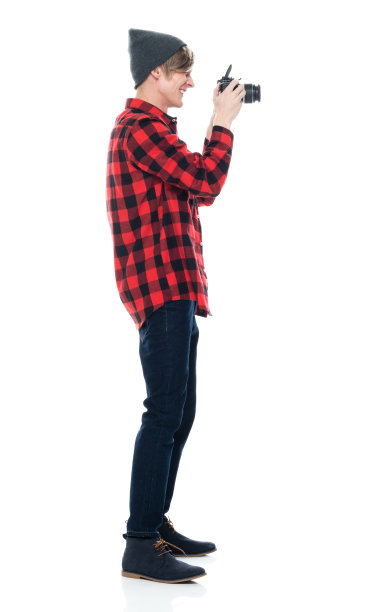 白人男性游客穿着衬衫站在白色背景前拿着相机图片下载