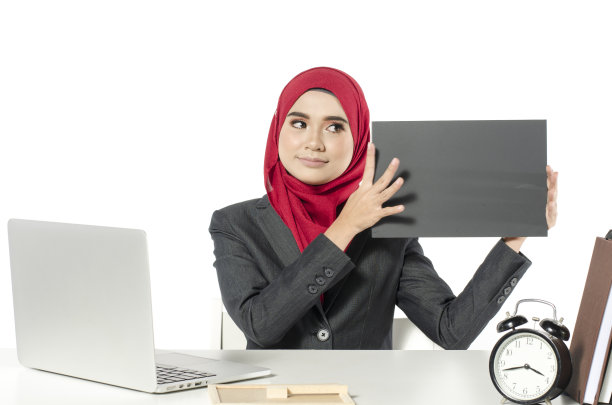 微笑的亚洲商业妇女与希贾布拿黑板对白色的背景图片下载