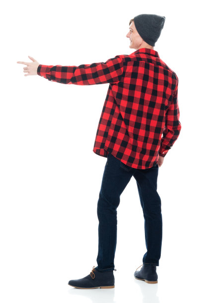 白人潮男穿着衬衫站在白色背景前图片下载