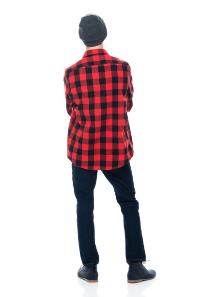 白人潮男穿着牛仔裤站在白色背景前图片下载