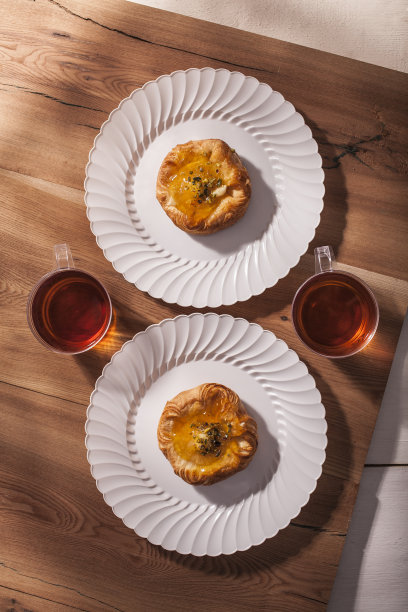 两块蛋糕和两杯茶图片下载