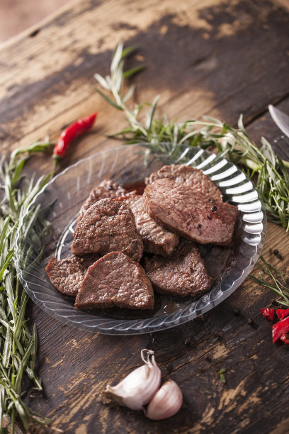 塑料盒装待烹饪牛排图片下载