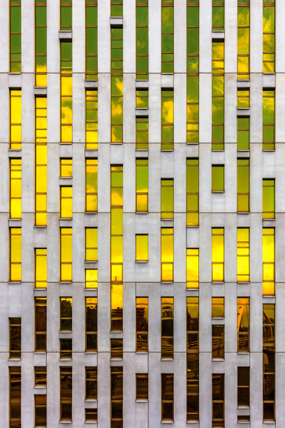 带有天空反射的后现代立面图片下载