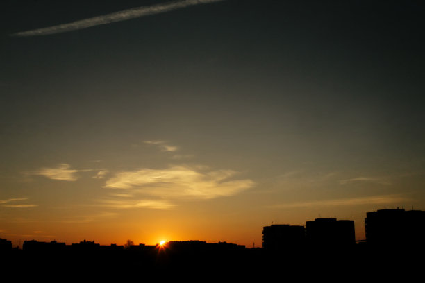 在夏天，太阳升起在城市建筑上的美丽的惊人的景色素材图片