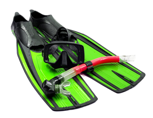 面罩，红色呼吸管和浅绿色的脚蹼图片下载