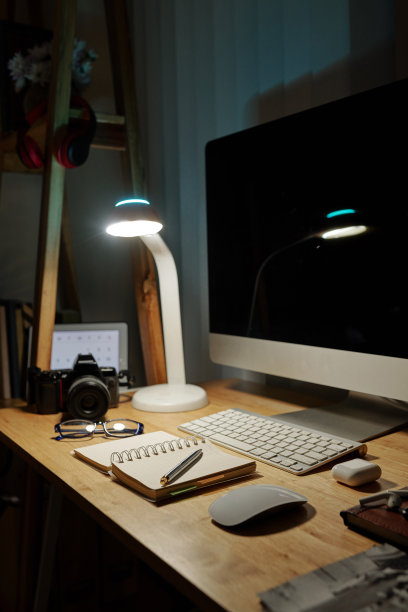 由于隔离在家工作图片下载