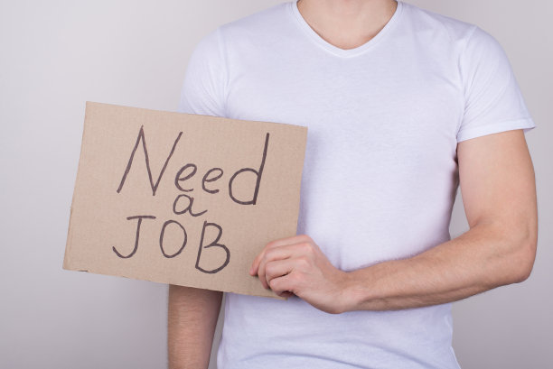 需要开放式空缺概念。裁剪的近距离照片的人在休闲衣服拿着与文字孤立在灰色的背景图片下载