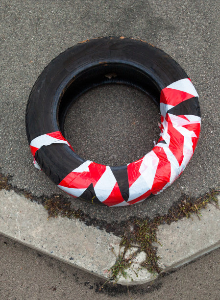 用红白安全带包裹的轮胎罩图片下载