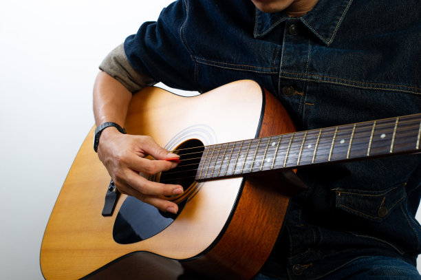 原声吉他手正拿着吉他。和弹吉他的概念爱好和放松的自由时间为高质量的生活图片下载