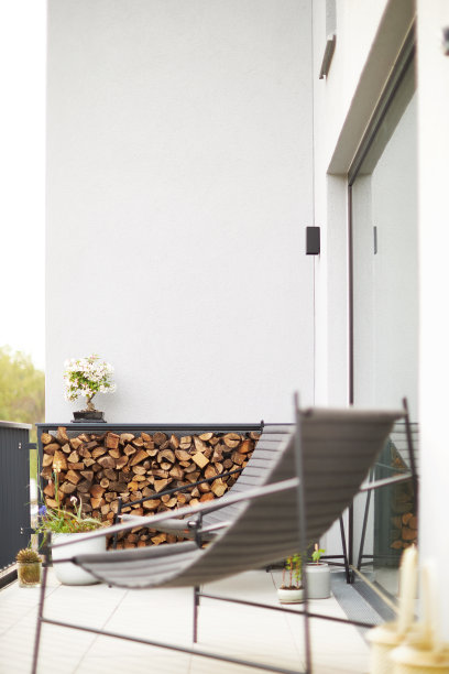 现代城市花园的各种照片，详细的花和花园家具的图片图片下载