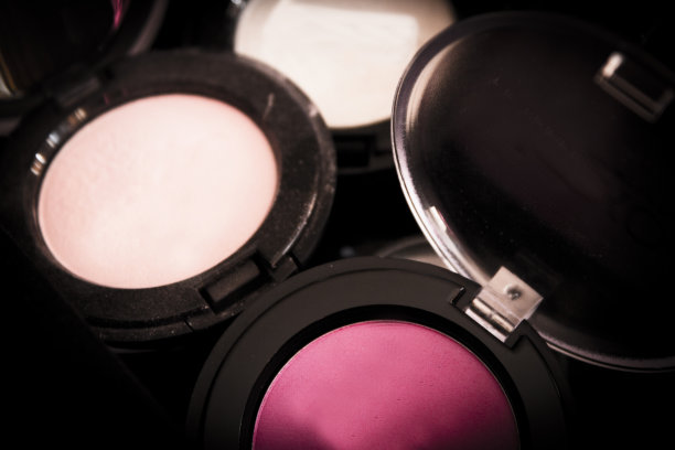 不同的化妆阴影在黑暗的背景。没有人图片下载