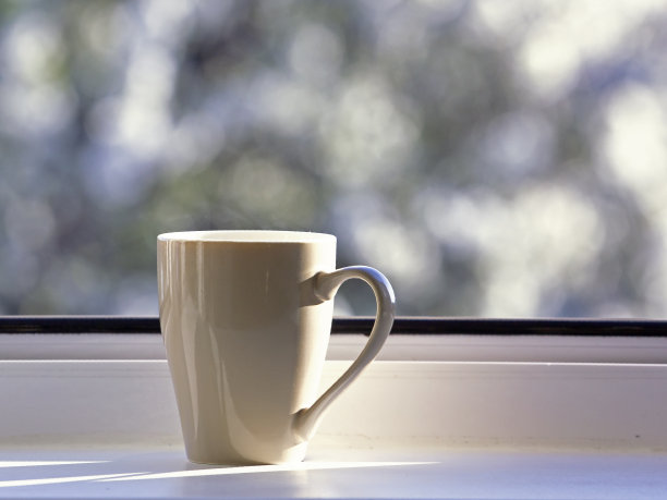 早上在窗边喝杯热茶，靠近打开的窗户，随后是樱花，检疫，呆在家里，水平格式图片下载