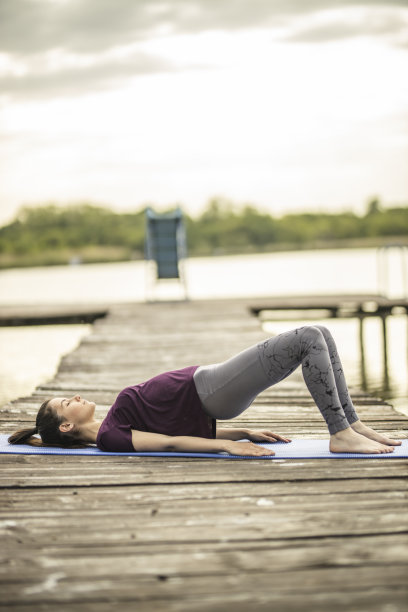 年轻的运动妇女做臀桥锻炼图片下载