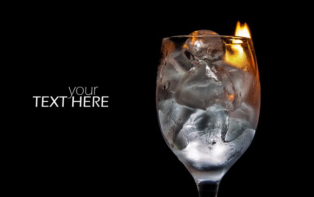 在玻璃杯里加冰，留出复印空间图片下载