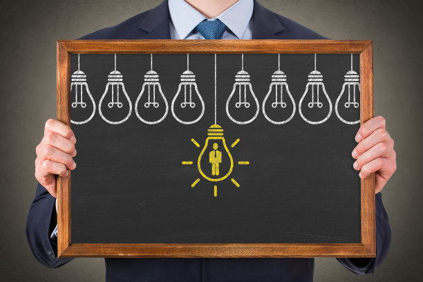 黑板背景下的人力资源概念图片下载