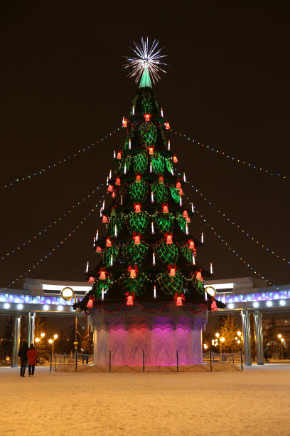 在中央广场的圣诞树。新年是俄罗斯人最喜欢的节日图片下载