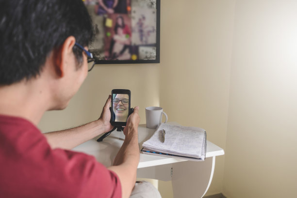 成年夫妇在社交隔离期间进行视频通话图片下载