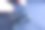 手指握着一个闭合的黑色塑料扣图片下载