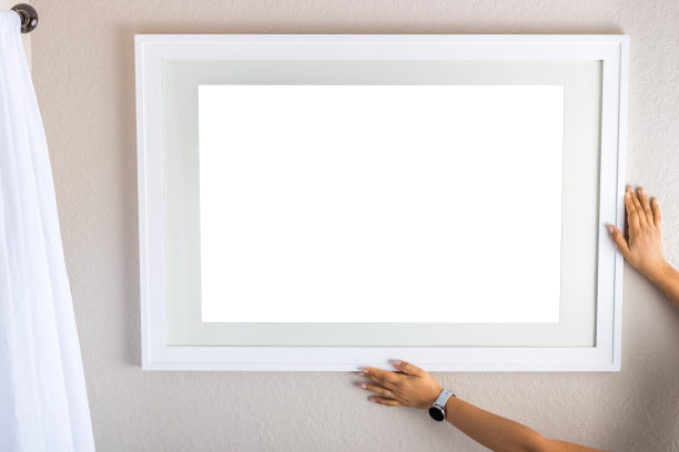 用空框装饰家里的米色墙壁。关闭了。图片下载