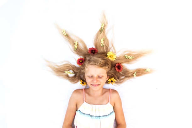 可爱的长头发和花卉装饰的孩子从鸟的角度拍摄图片下载