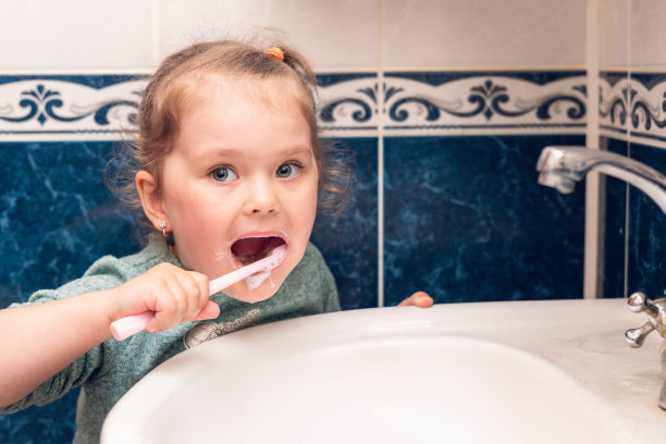 小女孩早上在浴室里刷牙图片下载
